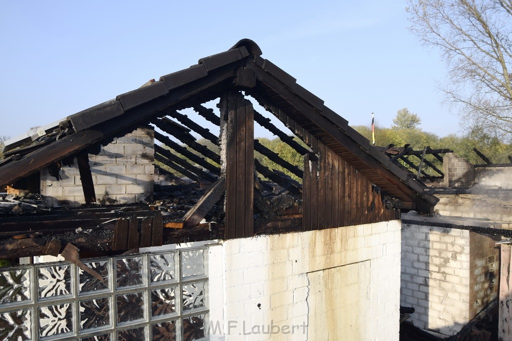 Feuer 1 brannten 3 Lauben Koeln Fuehlingen Kriegerhofstr P078.JPG - Miklos Laubert